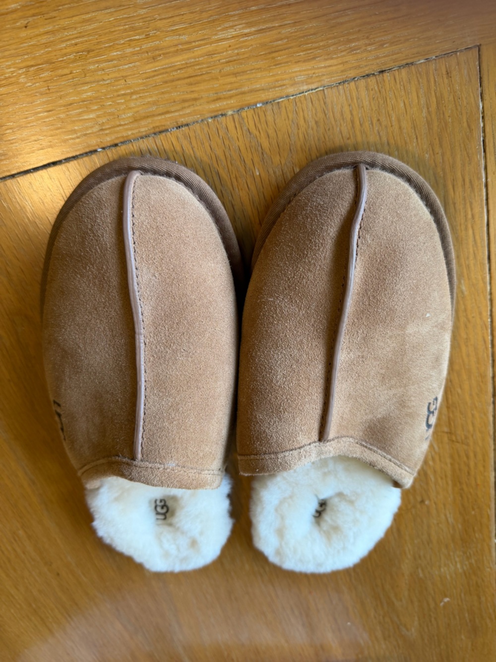 Men’s size 9 UGG® scuff slippers in Chestnut suede - Picture 2 of 4